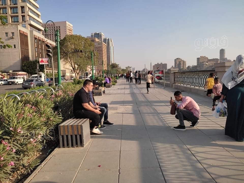 رغم ارتفاع درجة الحرارة.. زوار ممشى أهل مصر يودعون عيد الفطر على ضفاف النيل (2)