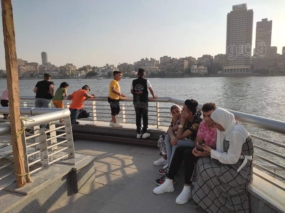 رغم ارتفاع درجة الحرارة.. زوار ممشى أهل مصر يودعون عيد الفطر على ضفاف النيل (4)
