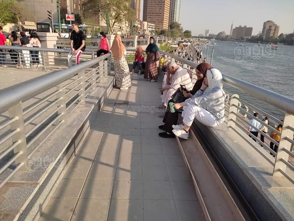 رغم ارتفاع درجة الحرارة.. زوار ممشى أهل مصر يودعون عيد الفطر على ضفاف النيل (8)