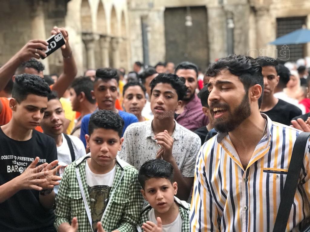 شباب شارع المعز يجذبون الزوار بوصلة غناء في ثالث أيام العيد (2)