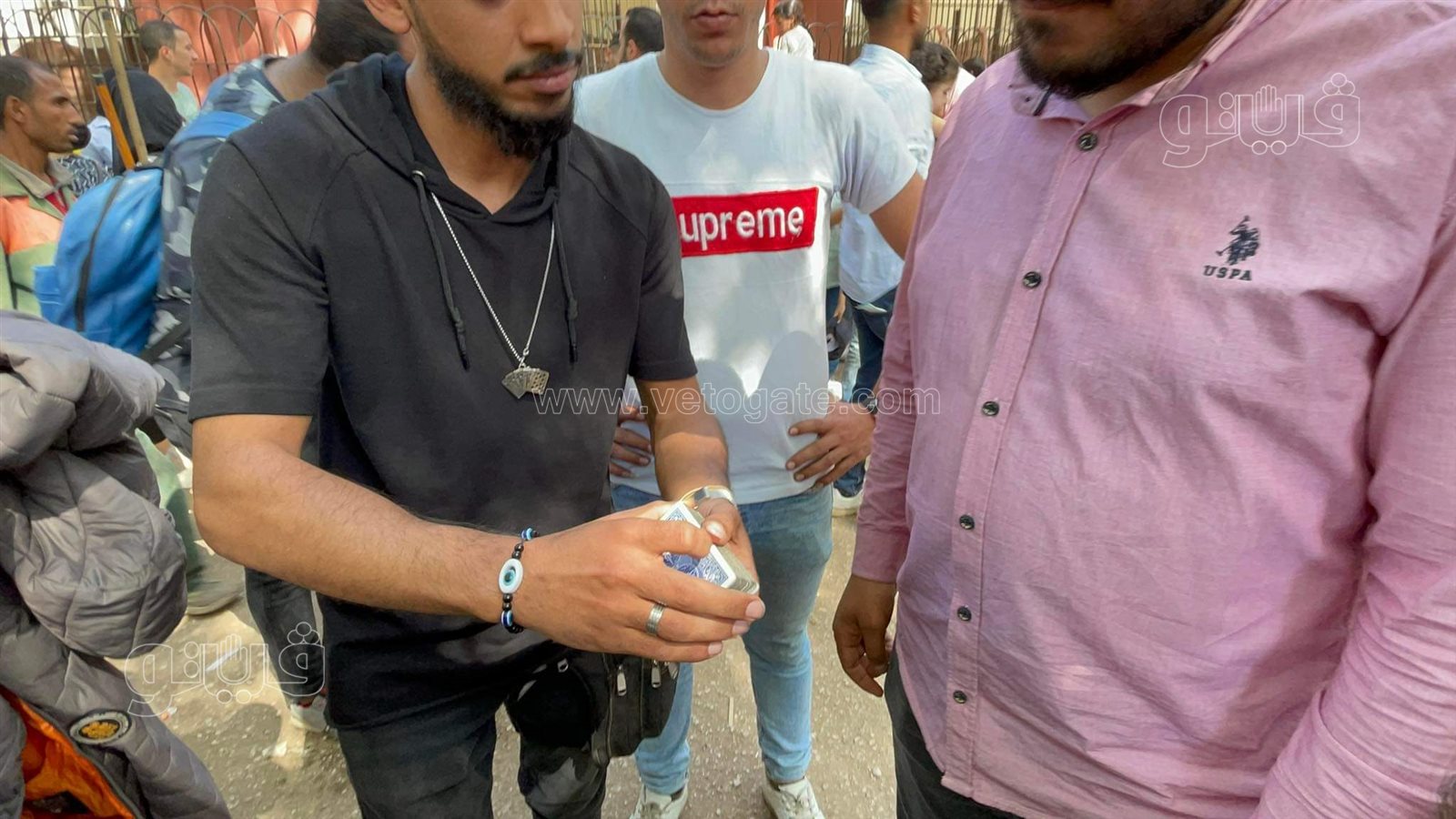 عرض خدع ورق الكوتشينة يبهر زوار حديقة الحيوان (6)