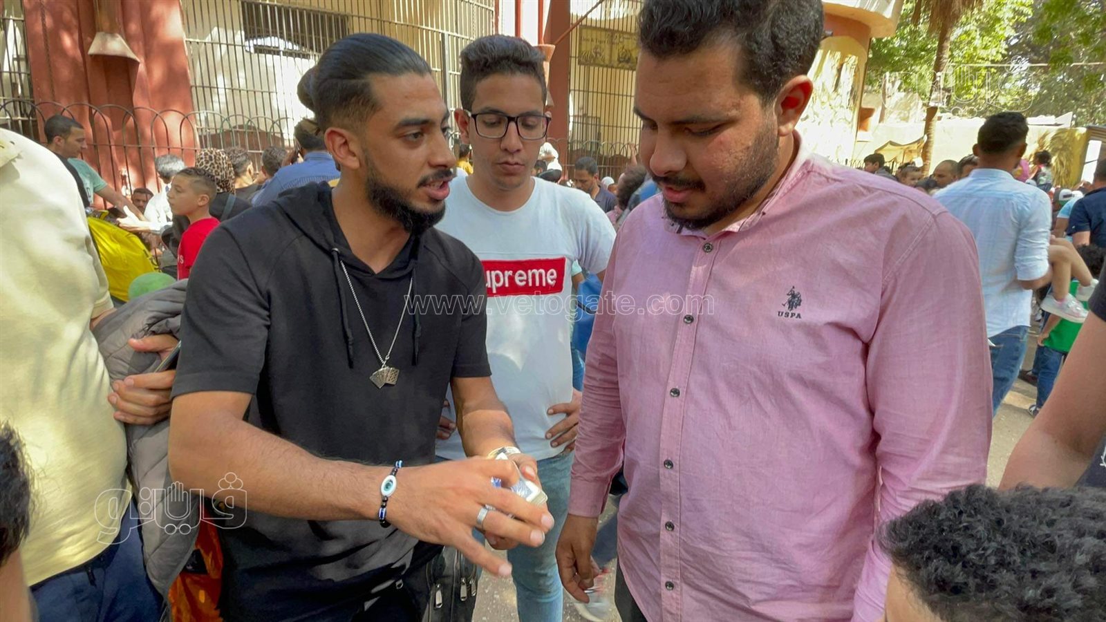 عرض خدع ورق الكوتشينة يبهر زوار حديقة الحيوان (8)