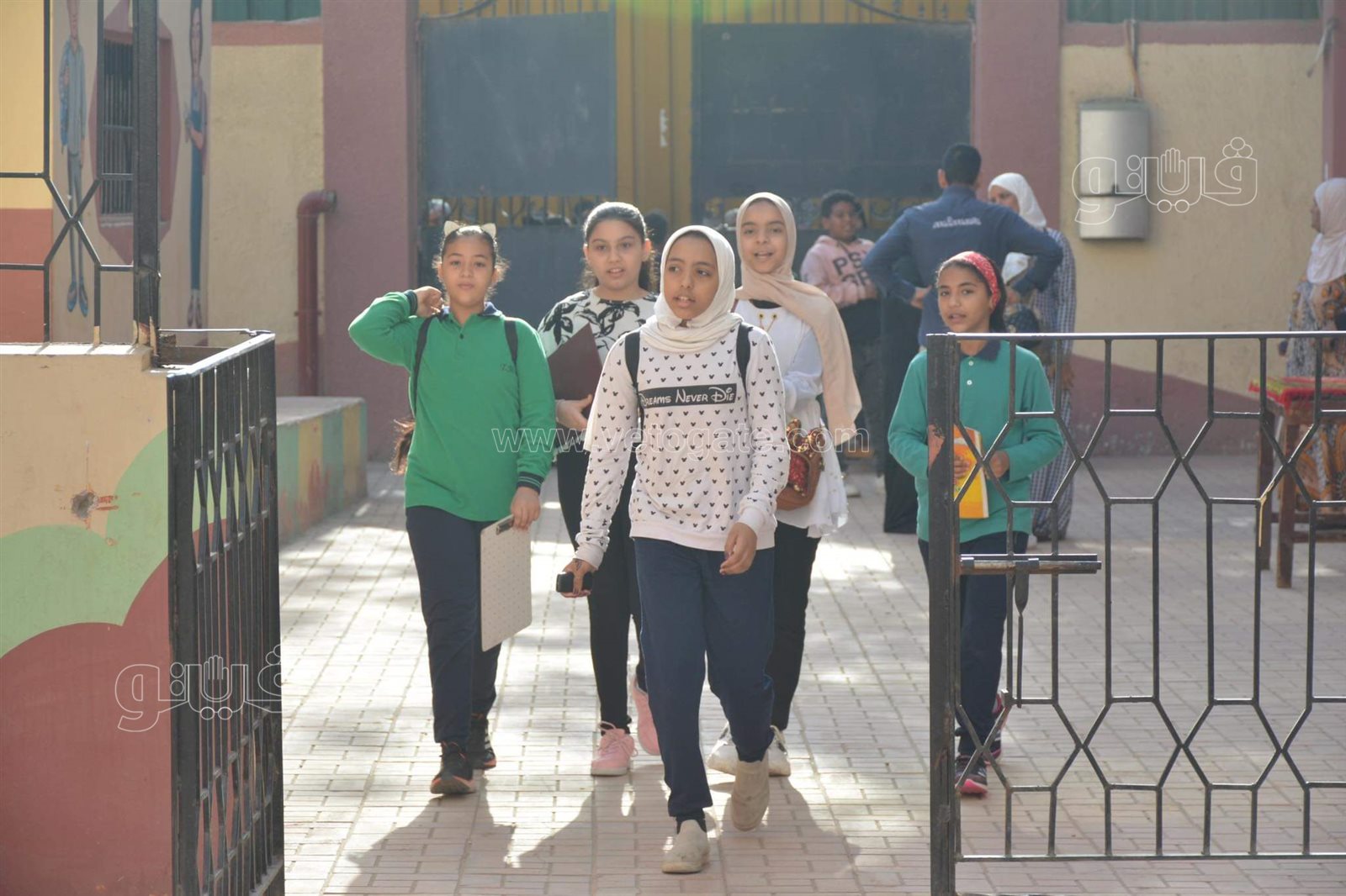 توافد تلاميذ الصف الخامس والسادس الابتدائي على لجان ميت عقبة بالجيزة (15)