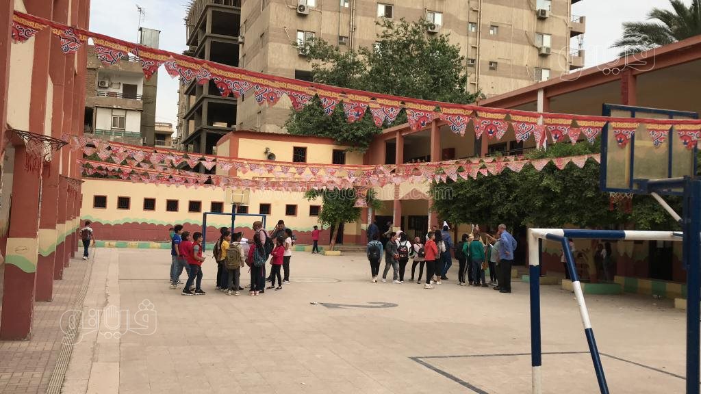 أولياء الأمور مع أبنائهم تلاميذ الصف الرابع الابتدائي أمام اللجان بميت عقبة (1)