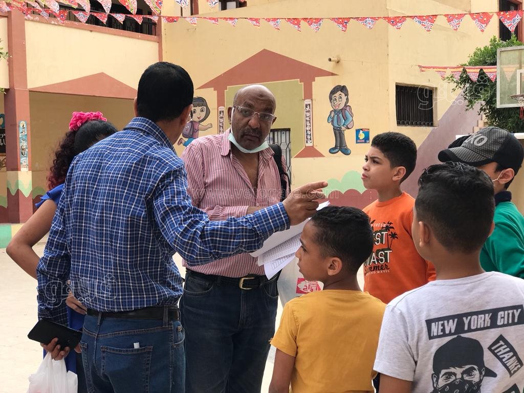 أولياء الأمور مع أبنائهم تلاميذ الصف الرابع الابتدائي أمام اللجان بميت عقبة (2)