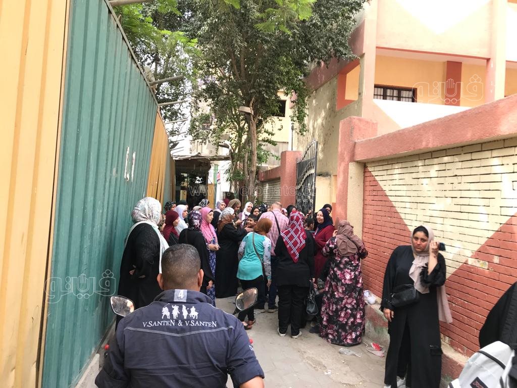 أولياء الأمور مع أبنائهم تلاميذ الصف الرابع الابتدائي أمام اللجان بميت عقبة (3)