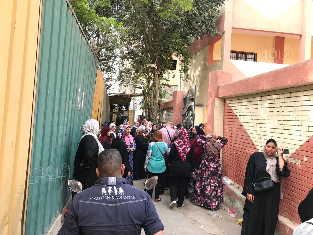 أولياء الأمور مع أبنائهم تلاميذ الصف الرابع الابتدائي أمام اللجان بميت عقبة (4)