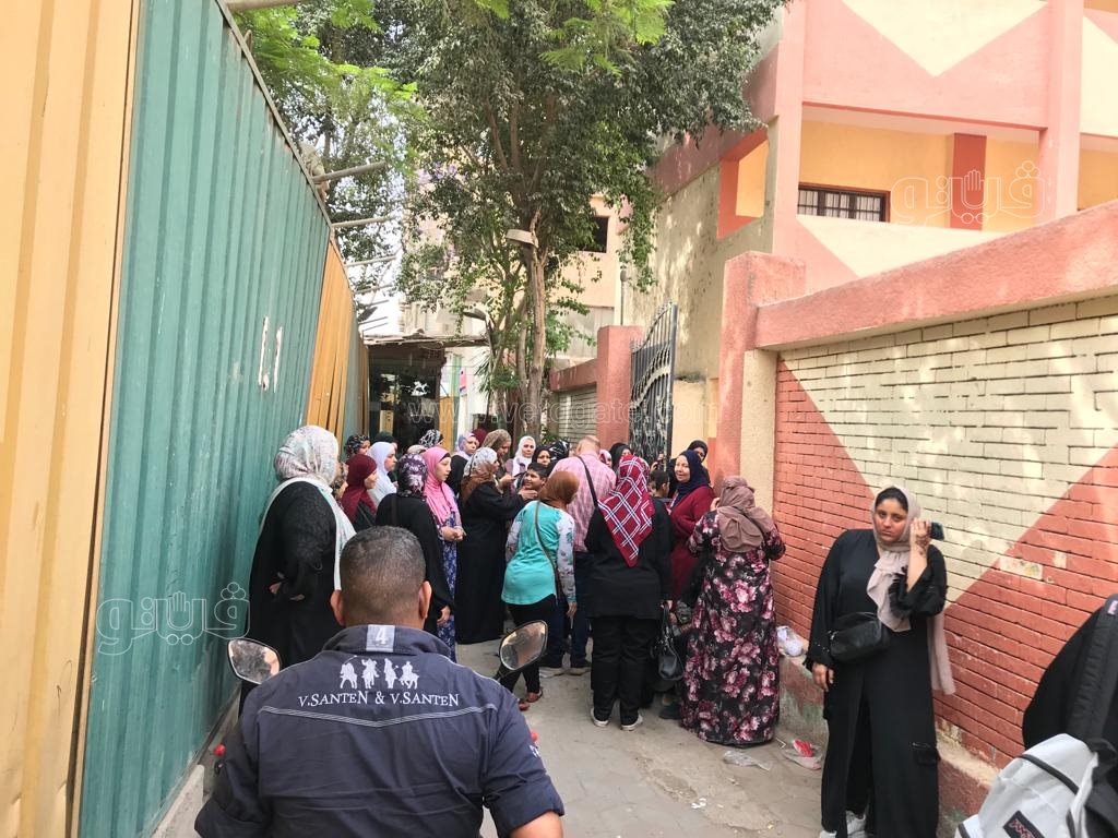 أولياء الأمور مع أبنائهم تلاميذ الصف الرابع الابتدائي أمام اللجان بميت عقبة (5)