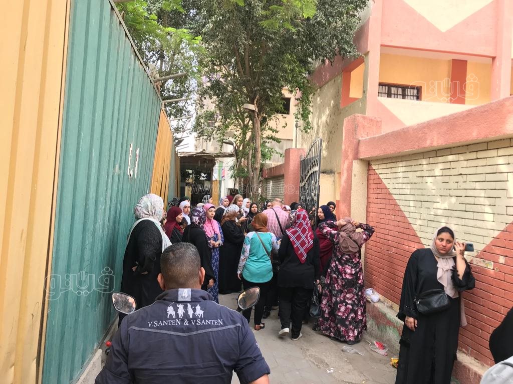 أولياء الأمور مع أبنائهم تلاميذ الصف الرابع الابتدائي أمام اللجان بميت عقبة (6)