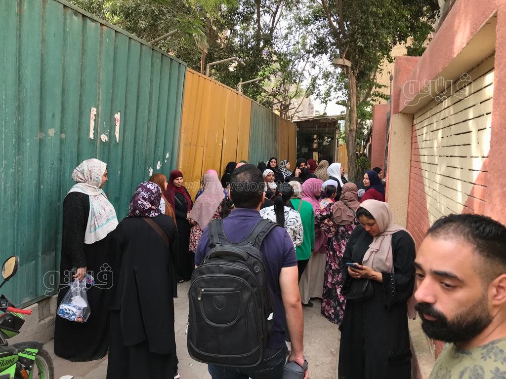أولياء الأمور مع أبنائهم تلاميذ الصف الرابع الابتدائي أمام اللجان بميت عقبة (7)