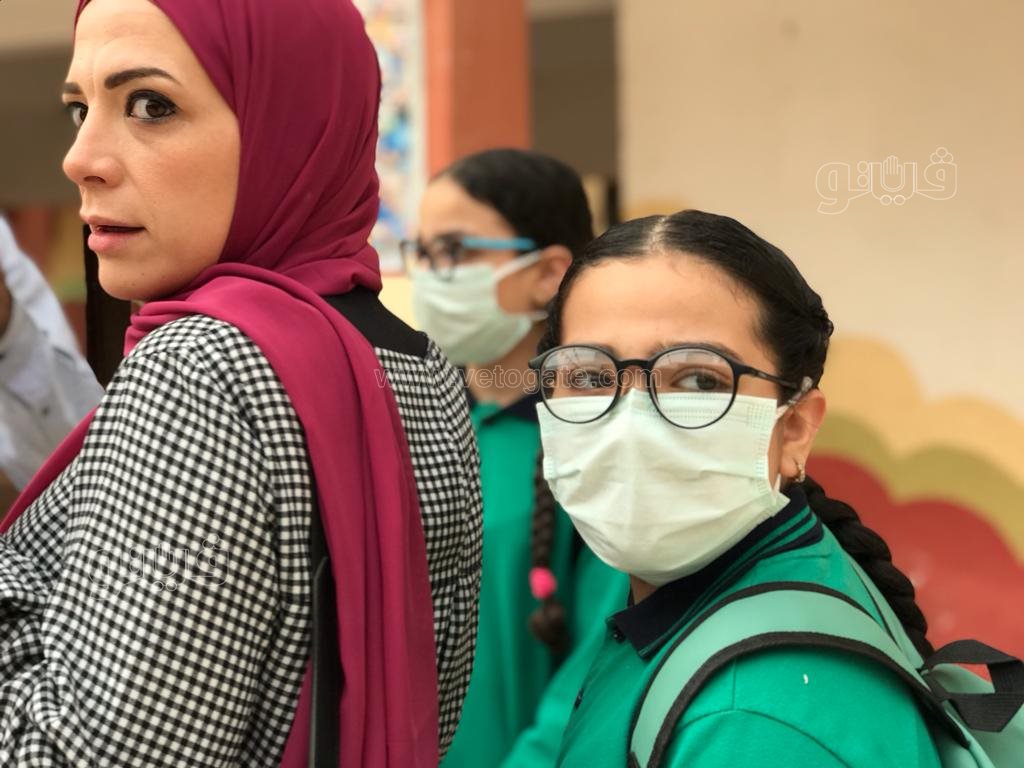 أولياء الأمور مع أبنائهم تلاميذ الصف الرابع الابتدائي أمام اللجان بميت عقبة (8)