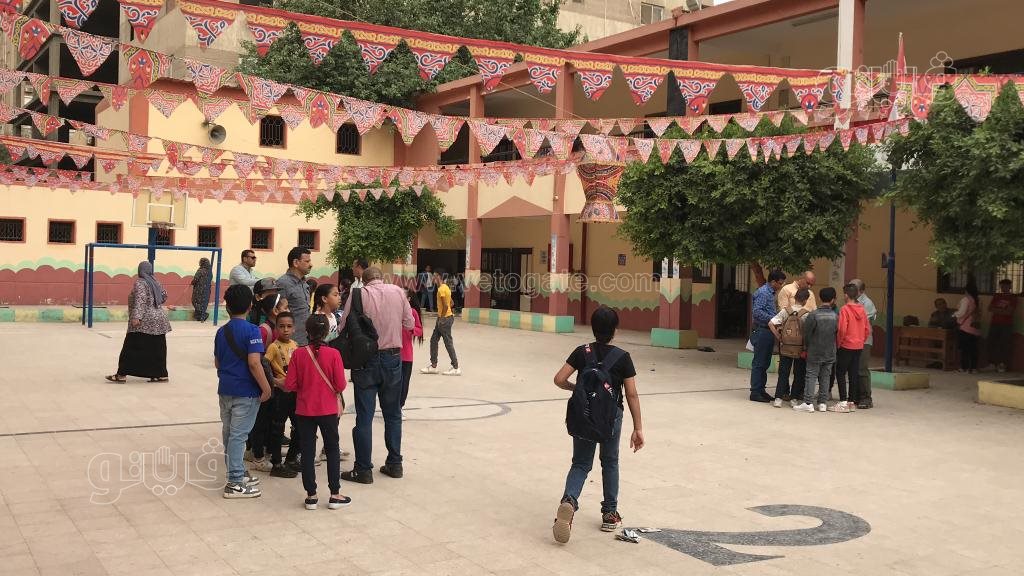 أولياء الأمور مع أبنائهم تلاميذ الصف الرابع الابتدائي أمام اللجان بميت عقبة (9)