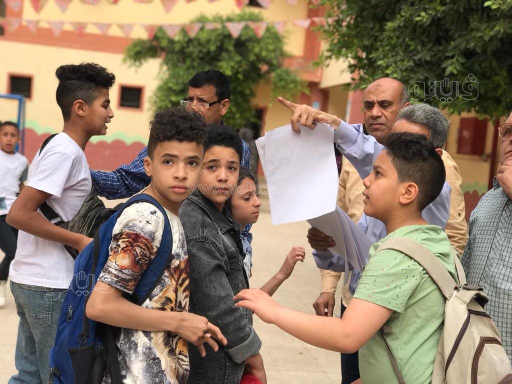 أولياء الأمور مع أبنائهم تلاميذ الصف الرابع الابتدائي أمام اللجان بميت عقبة (10)