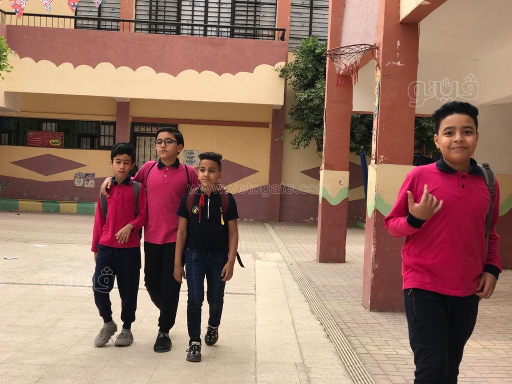 أولياء الأمور مع أبنائهم تلاميذ الصف الرابع الابتدائي أمام اللجان بميت عقبة (11)