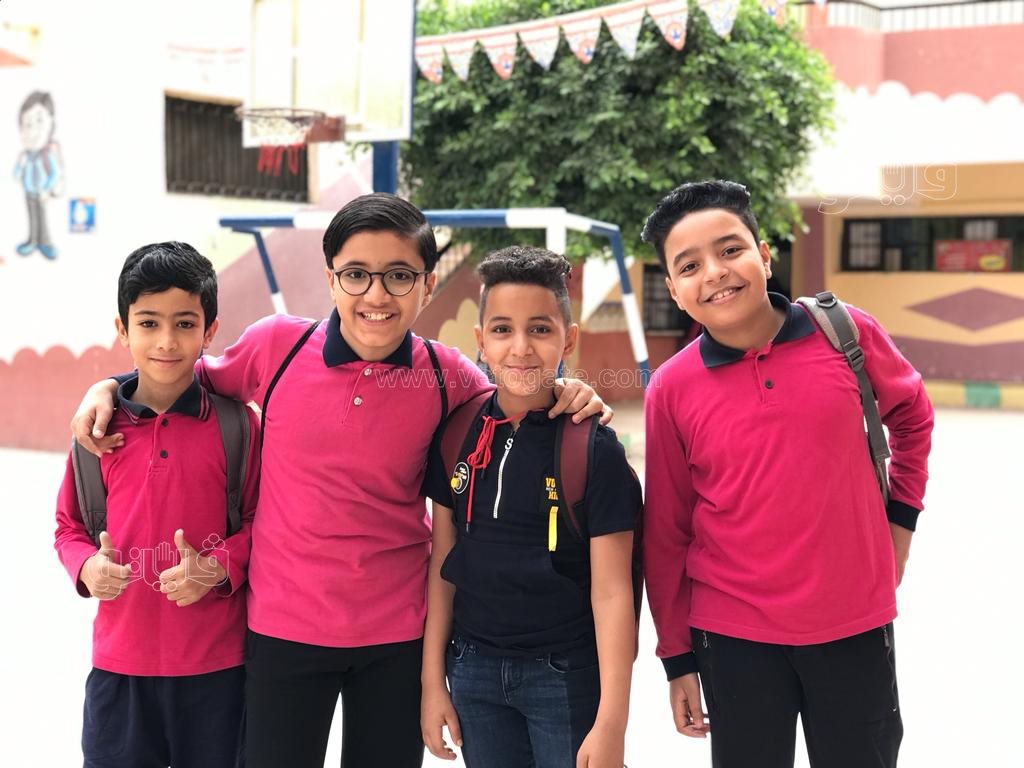 أولياء الأمور مع أبنائهم تلاميذ الصف الرابع الابتدائي أمام اللجان بميت عقبة (12)