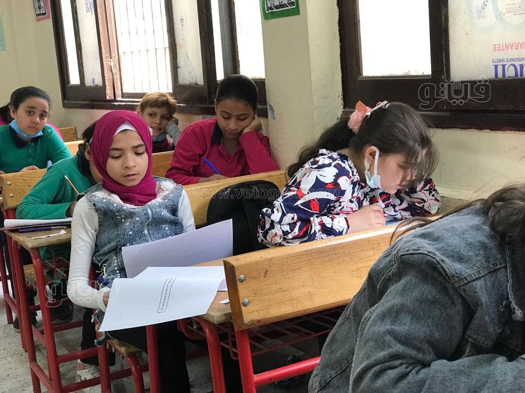 من داخل اللجان.. طلاب رابعة ابتدائي يؤدون امتحان اللغة العربية (5)