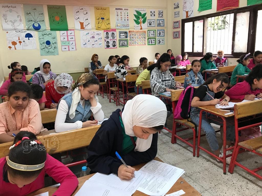 من داخل اللجان.. طلاب رابعة ابتدائي يؤدون امتحان اللغة العربية (8)