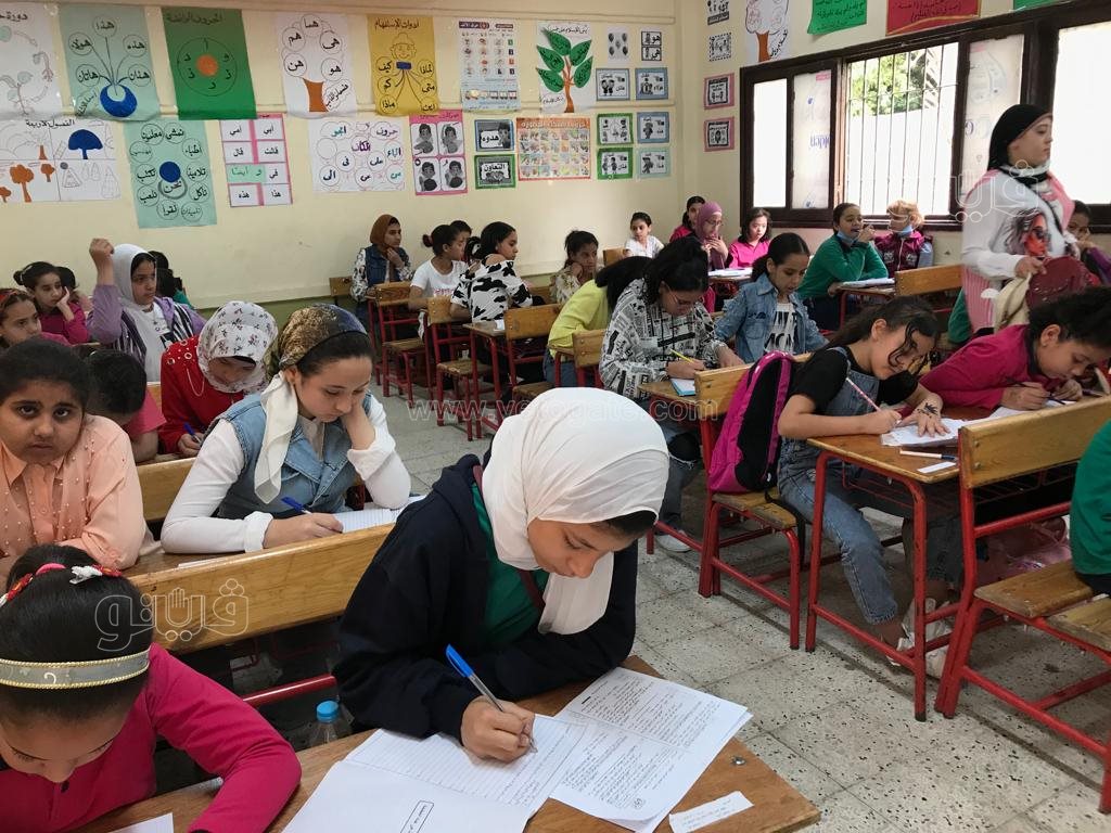 من داخل اللجان.. طلاب رابعة ابتدائي يؤدون امتحان اللغة العربية (9)