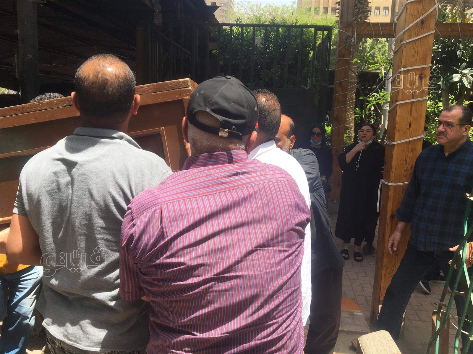 وصول جثمان والدة أشرف مصيلحي لمسجد مصطفى محمود لأداء صلاة الجنازة (1)