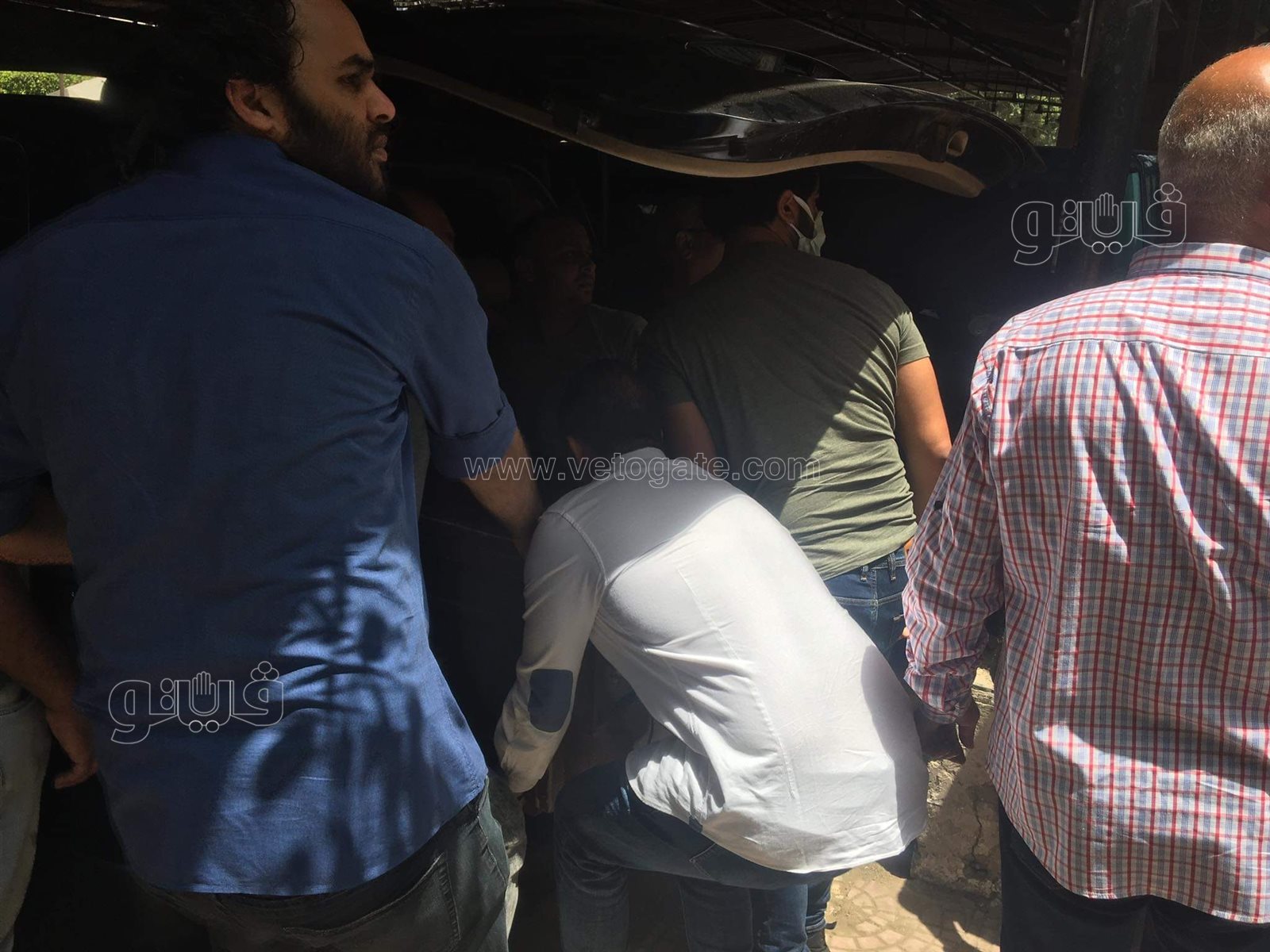 وصول جثمان والدة أشرف مصيلحي لمسجد مصطفى محمود لأداء صلاة الجنازة (2)