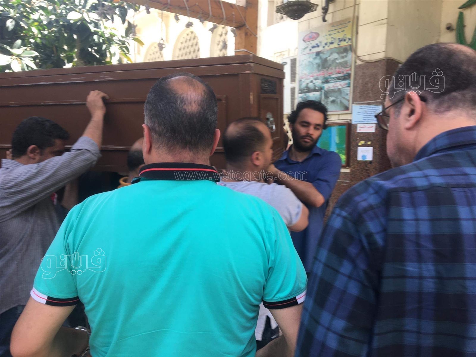 وصول جثمان والدة أشرف مصيلحي لمسجد مصطفى محمود لأداء صلاة الجنازة (4)