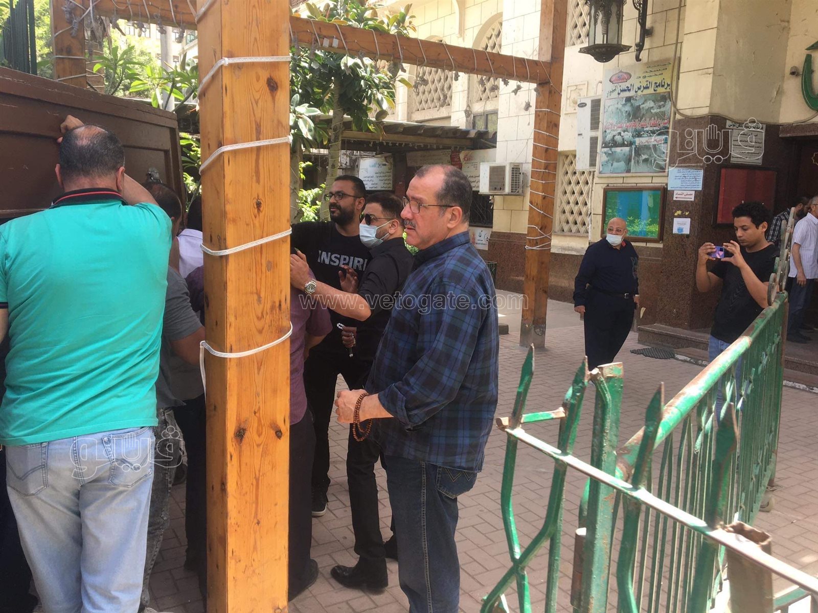 وصول جثمان والدة أشرف مصيلحي لمسجد مصطفى محمود لأداء صلاة الجنازة (5)