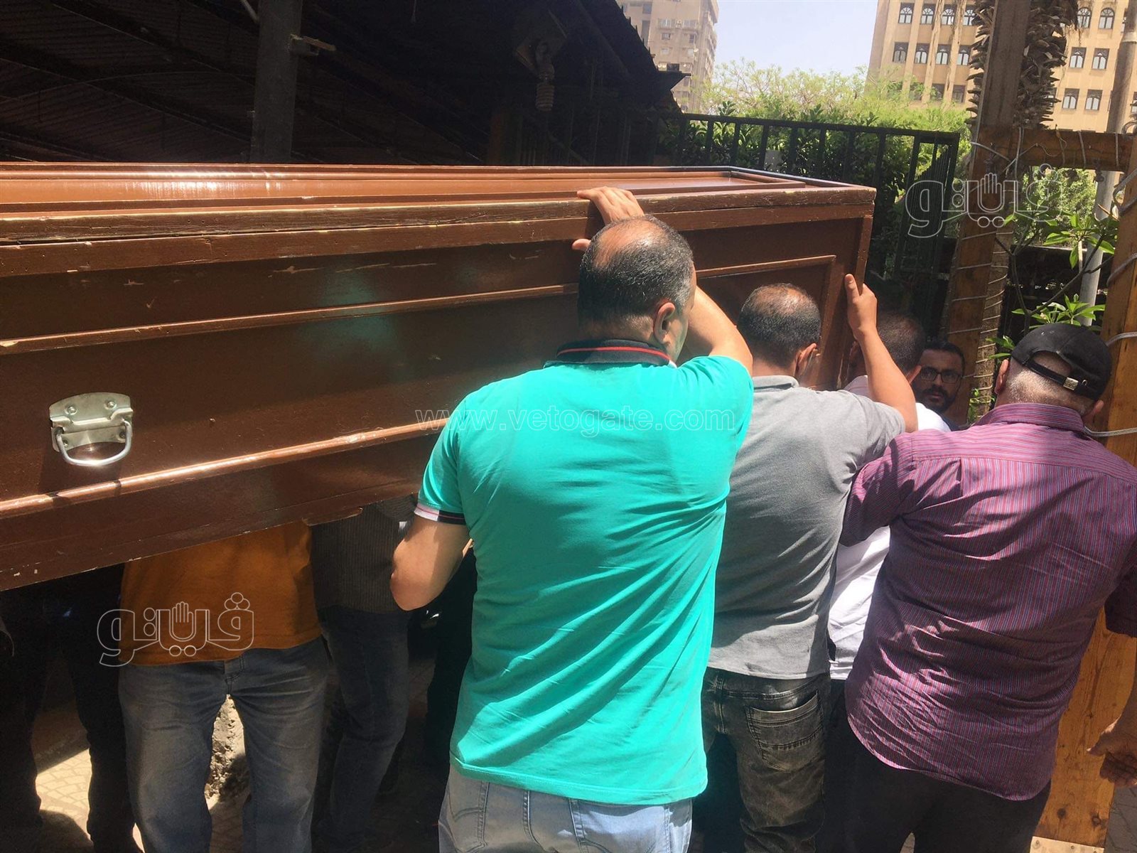 وصول جثمان والدة أشرف مصيلحي لمسجد مصطفى محمود لأداء صلاة الجنازة (6)