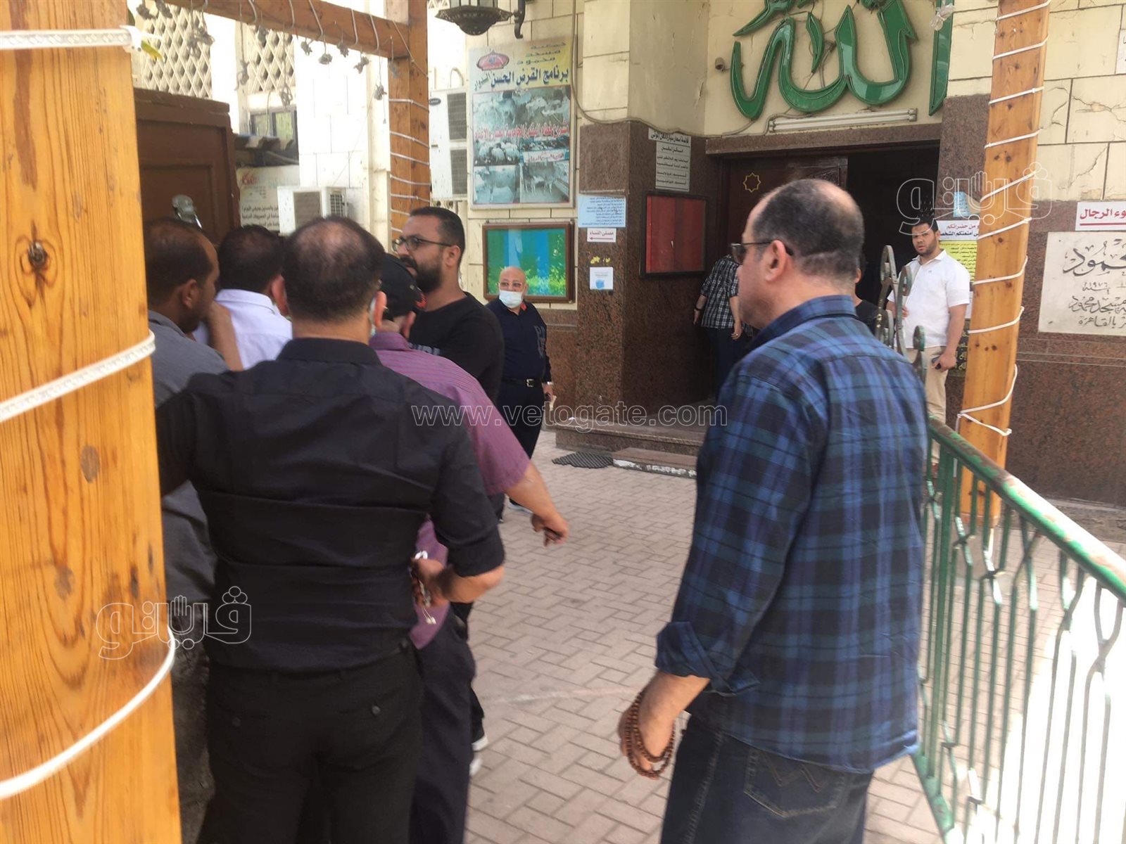 وصول جثمان والدة أشرف مصيلحي لمسجد مصطفى محمود لأداء صلاة الجنازة (7)