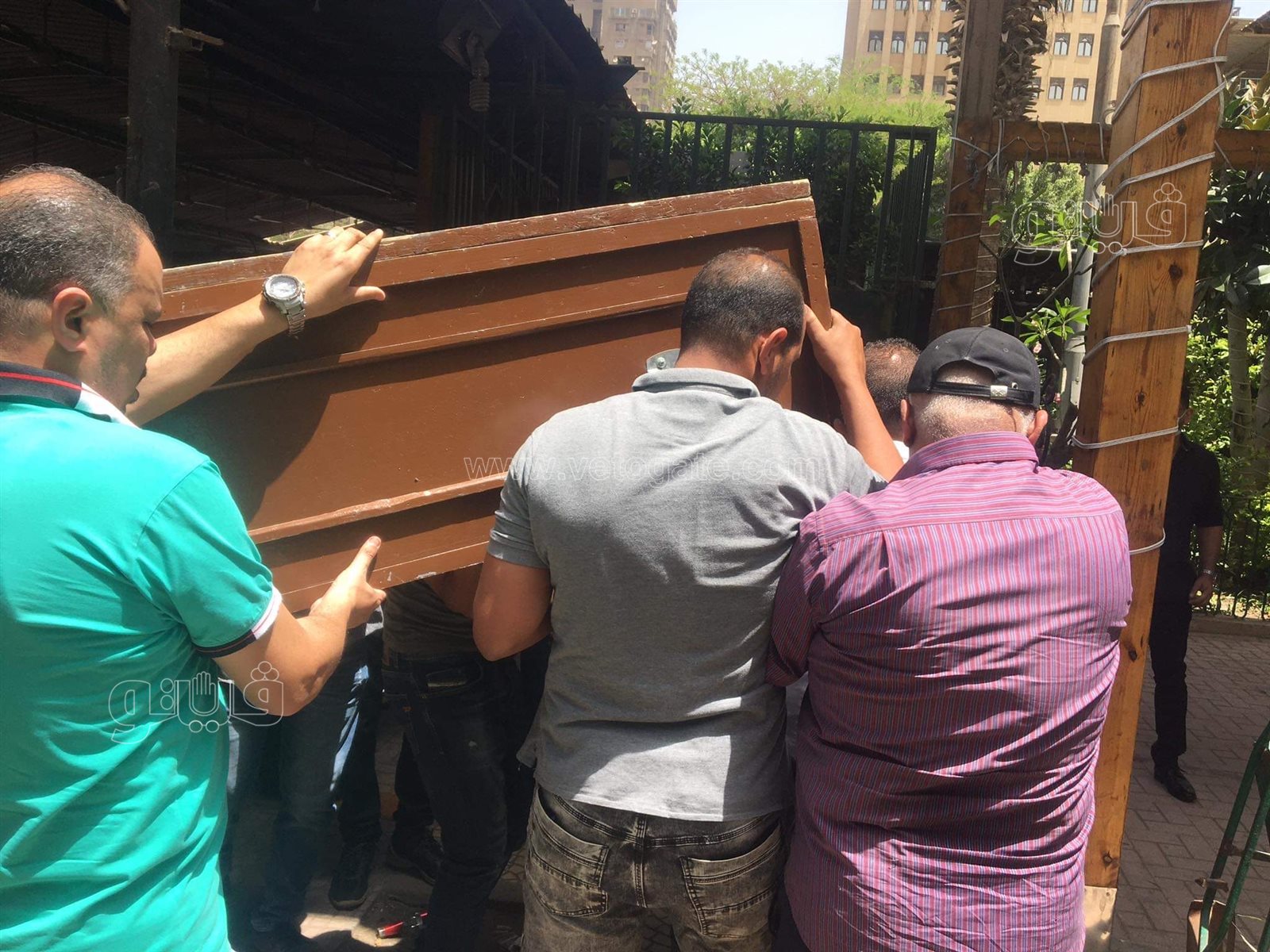 وصول جثمان والدة أشرف مصيلحي لمسجد مصطفى محمود لأداء صلاة الجنازة (8)