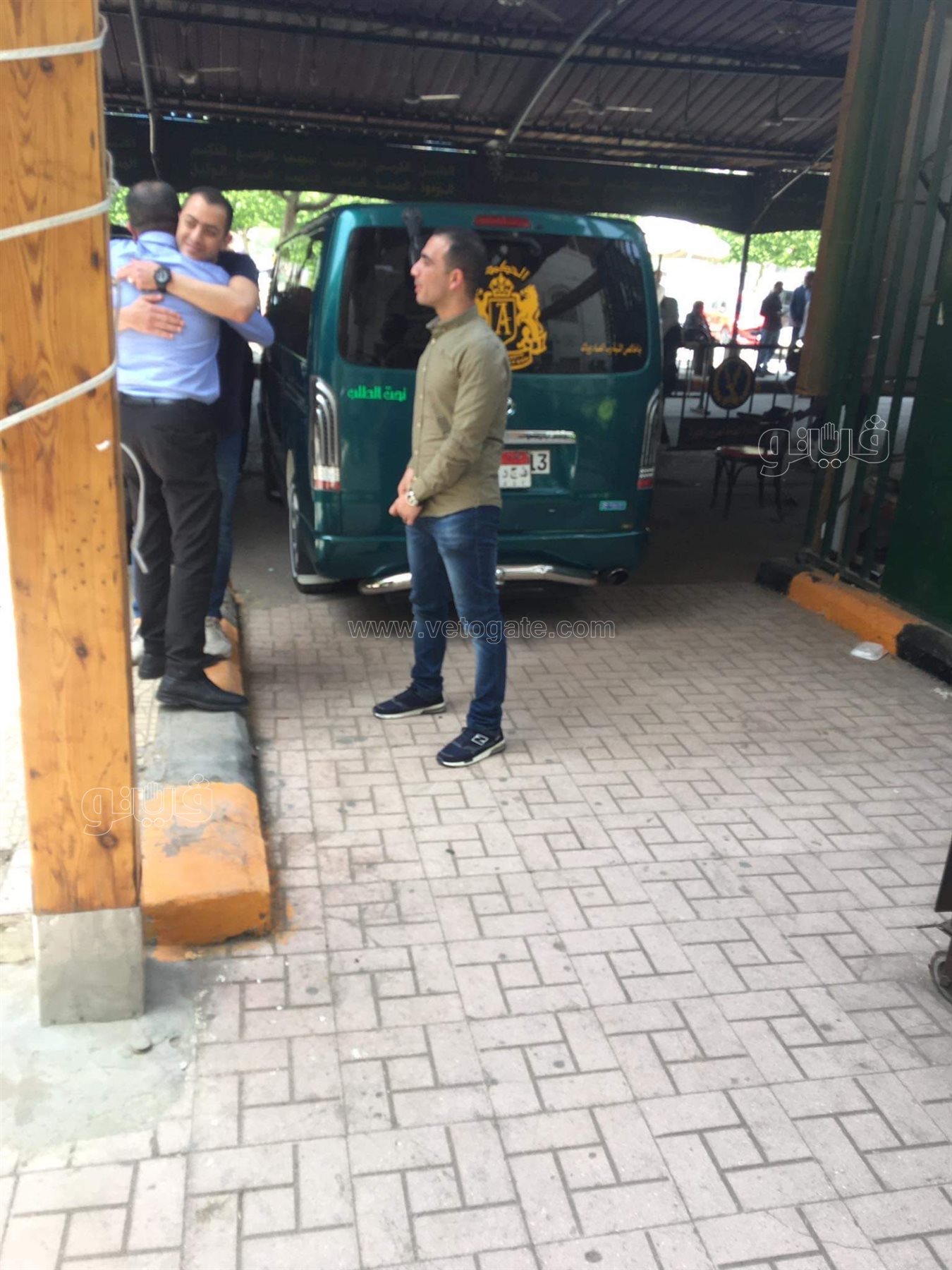 وصول جثمان عمة عمرو سمير عاطف.. والسيناريست أول الحضور (1)