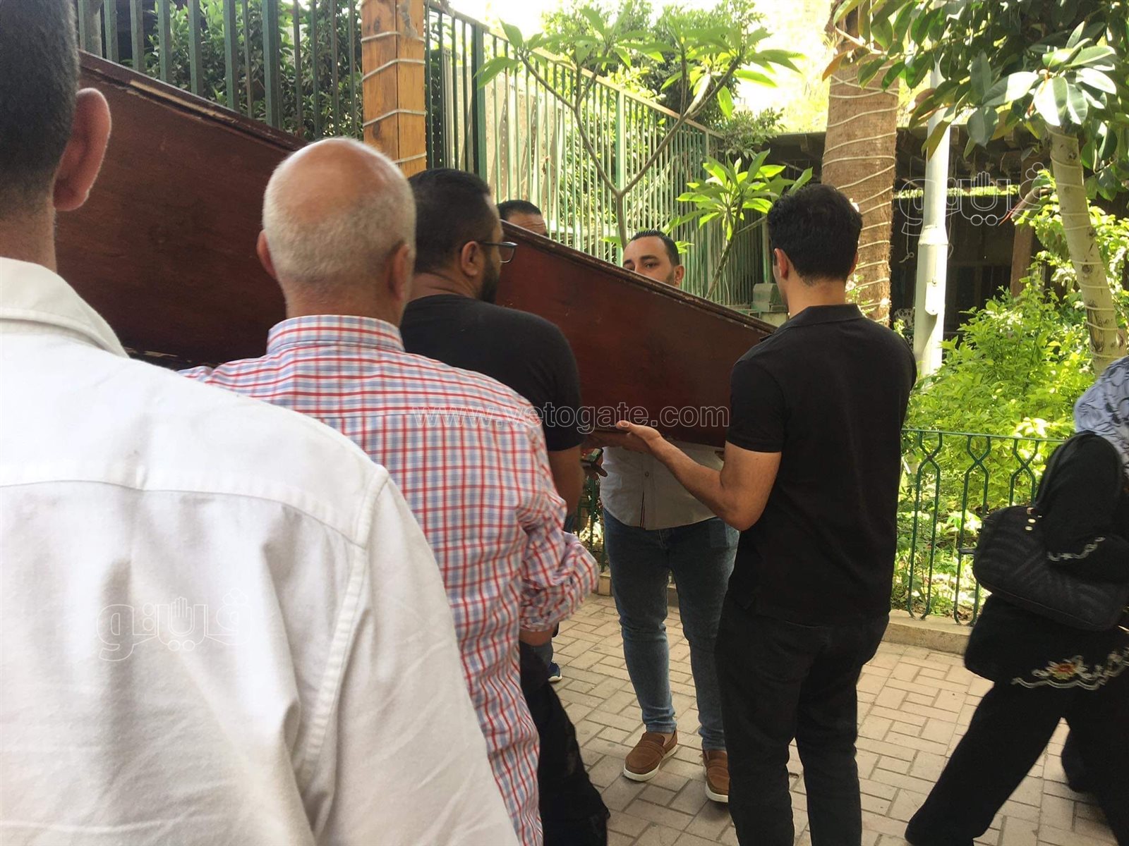 وصول جثمان عمة عمرو سمير عاطف.. والسيناريست أول الحضور (3)