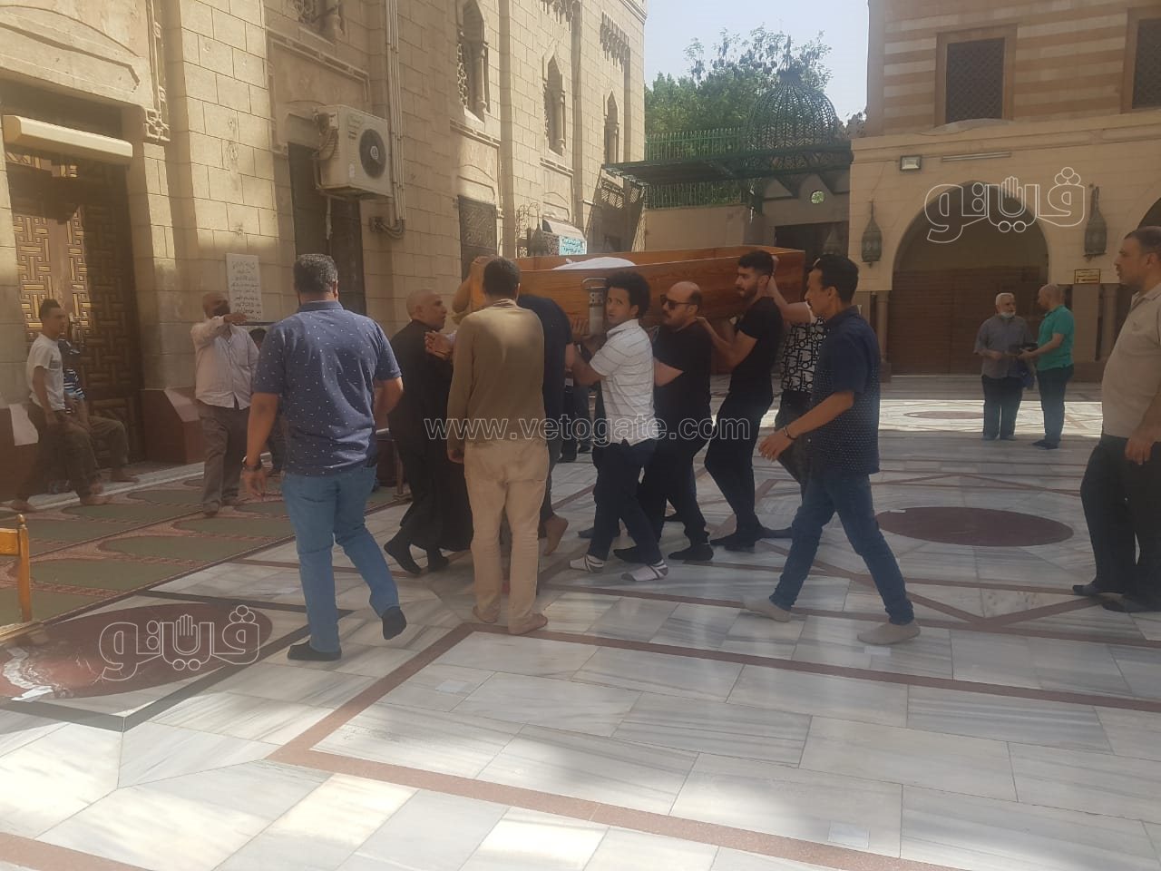 وصول جثمان والد محسن منصور إلى مسجد السيدة نفيسة استعدادا لتشييعه (1)