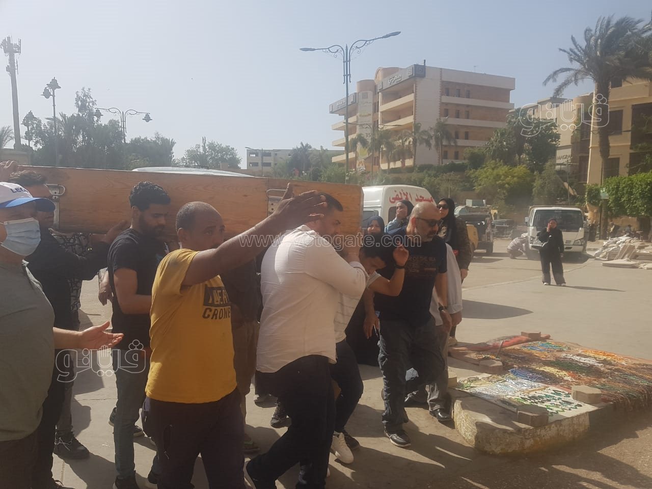 وصول جثمان والد محسن منصور إلى مسجد السيدة نفيسة استعدادا لتشييعه (2)