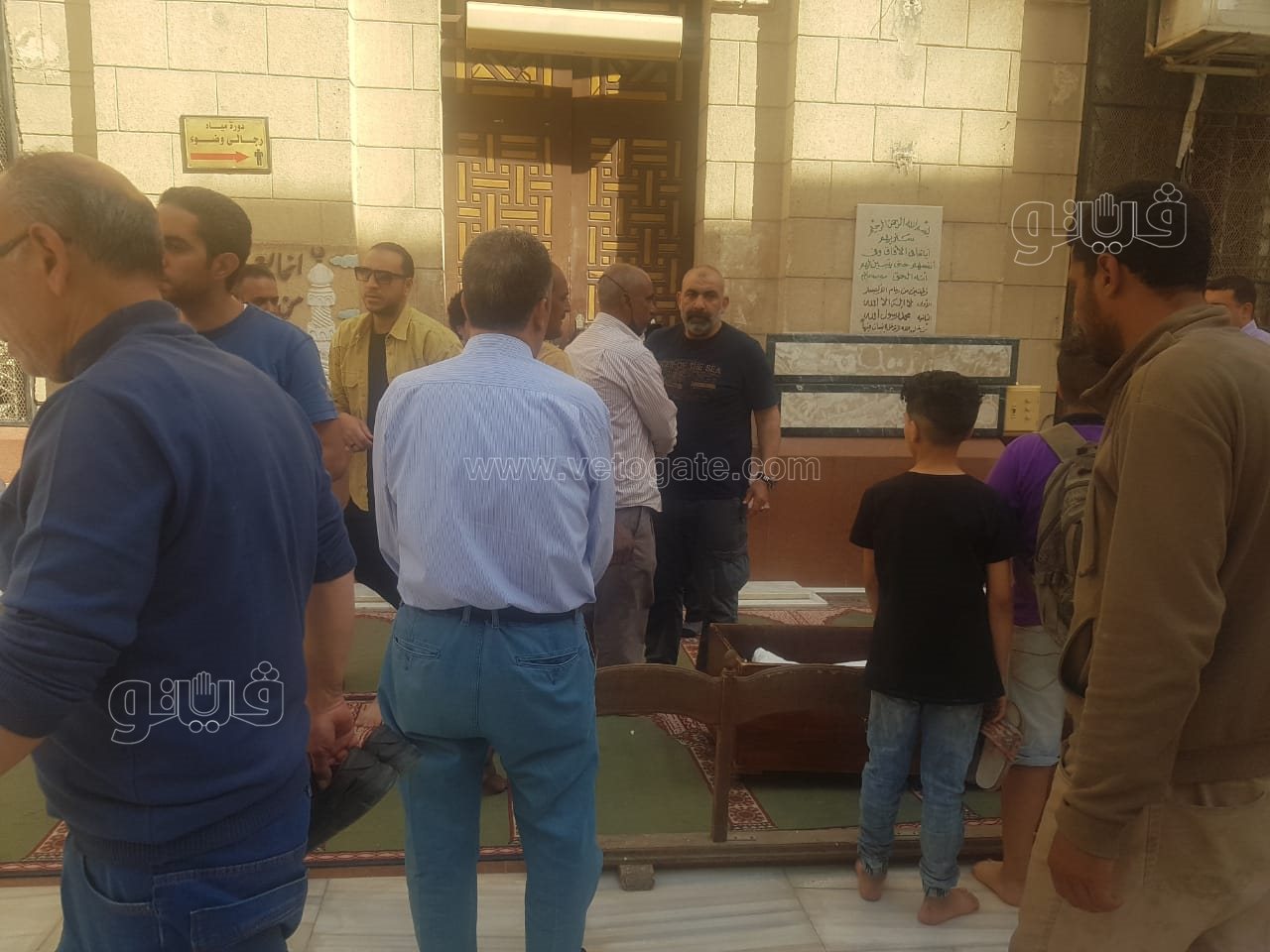 وصول جثمان والد محسن منصور إلى مسجد السيدة نفيسة استعدادا لتشييعه (3)