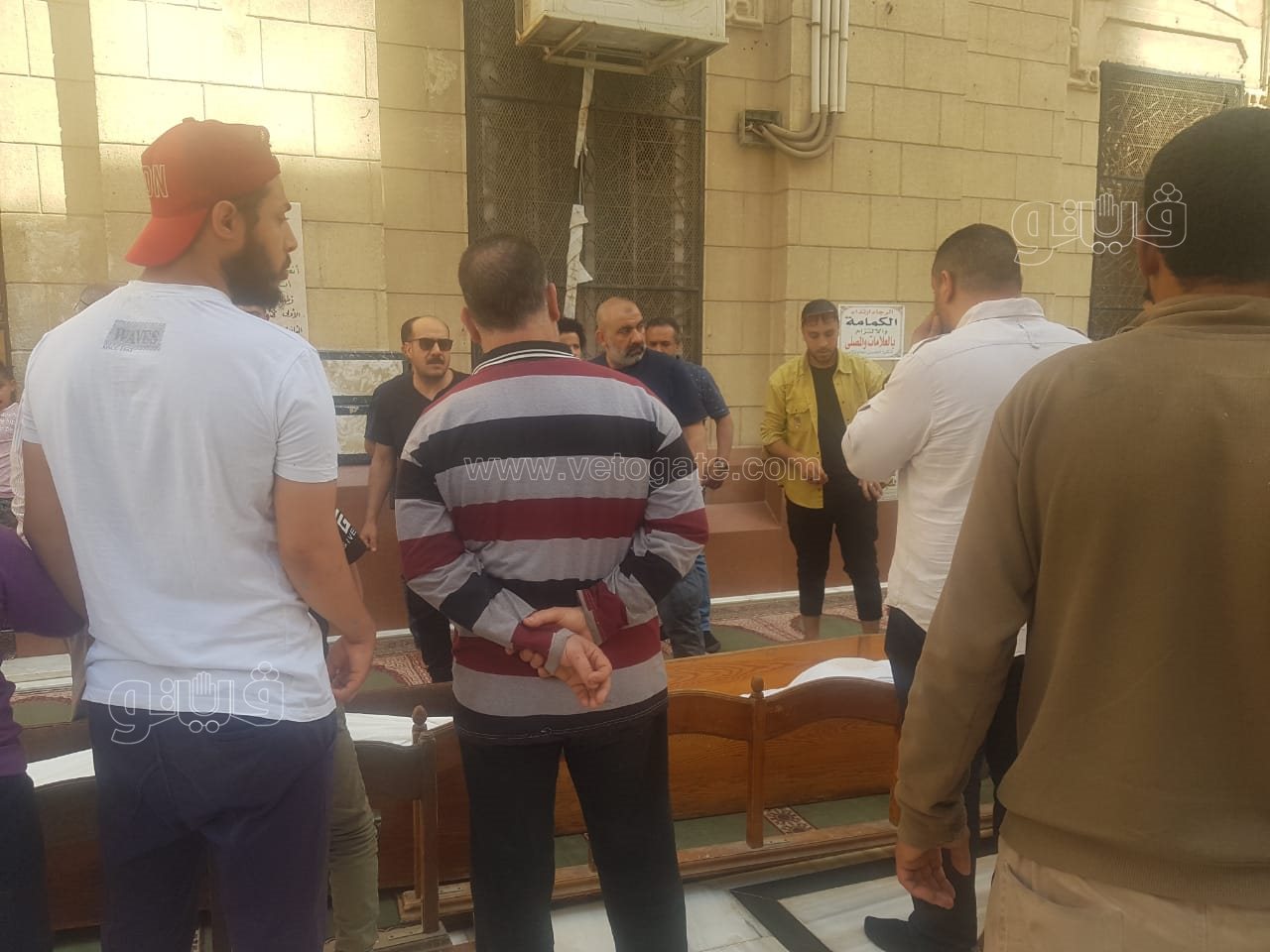 وصول جثمان والد محسن منصور إلى مسجد السيدة نفيسة استعدادا لتشييعه (4)