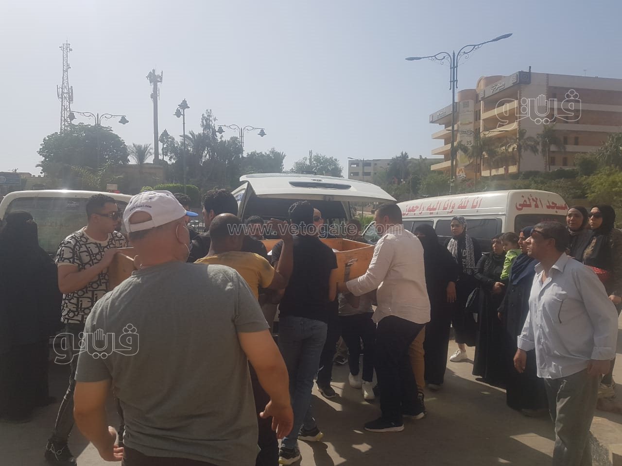 وصول جثمان والد محسن منصور إلى مسجد السيدة نفيسة استعدادا لتشييعه (5)