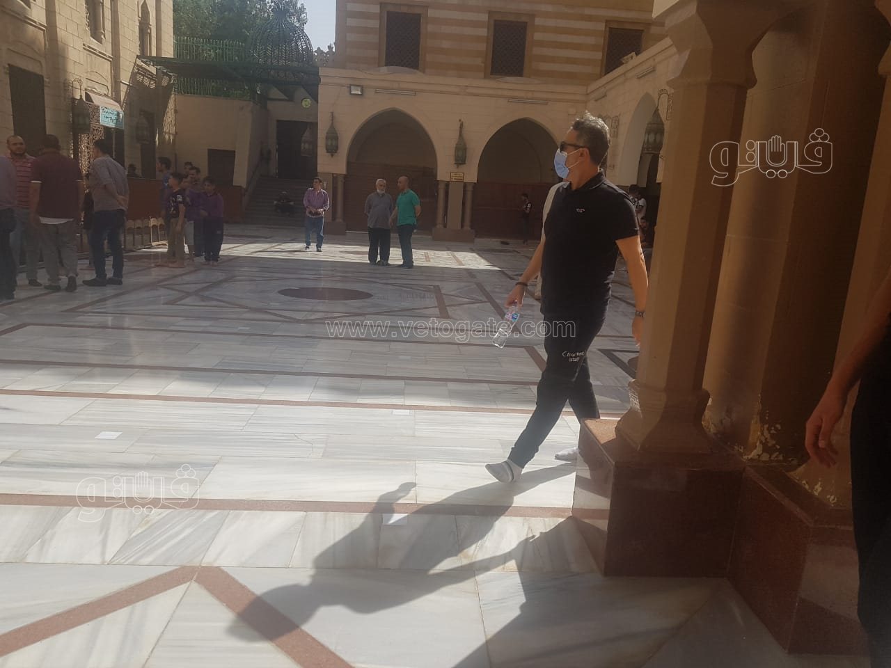 وصول جثمان والد محسن منصور إلى مسجد السيدة نفيسة استعدادا لتشييعه (6)