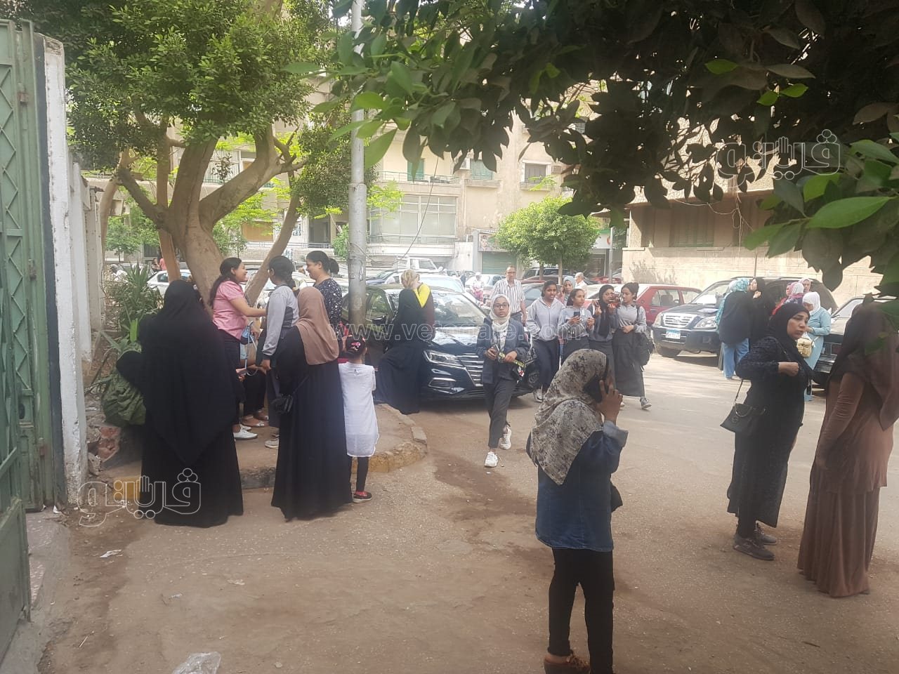 انتظار أولياء الأمور أمام لجان امتحان أولي ثانوي خلال امتحان اللغة العربية (1)