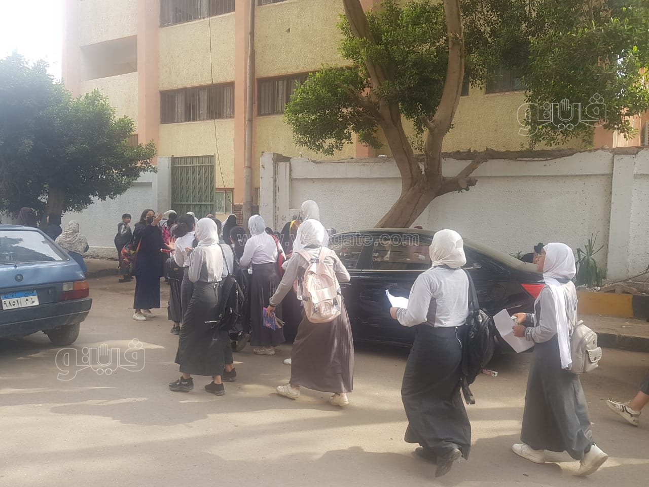 انتظار أولياء الأمور أمام لجان امتحان أولي ثانوي خلال امتحان اللغة العربية (2)