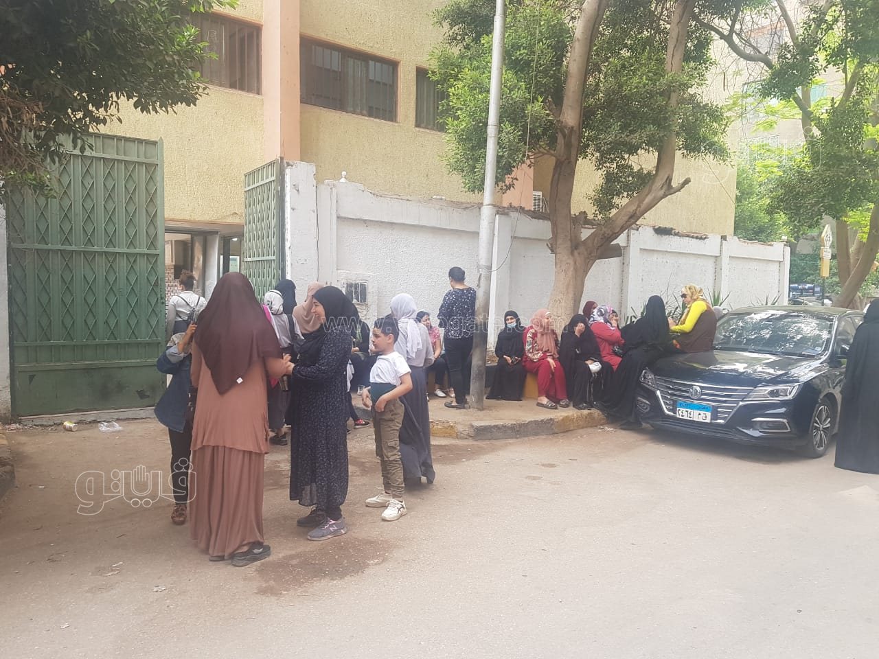 انتظار أولياء الأمور أمام لجان امتحان أولي ثانوي خلال امتحان اللغة العربية (3)