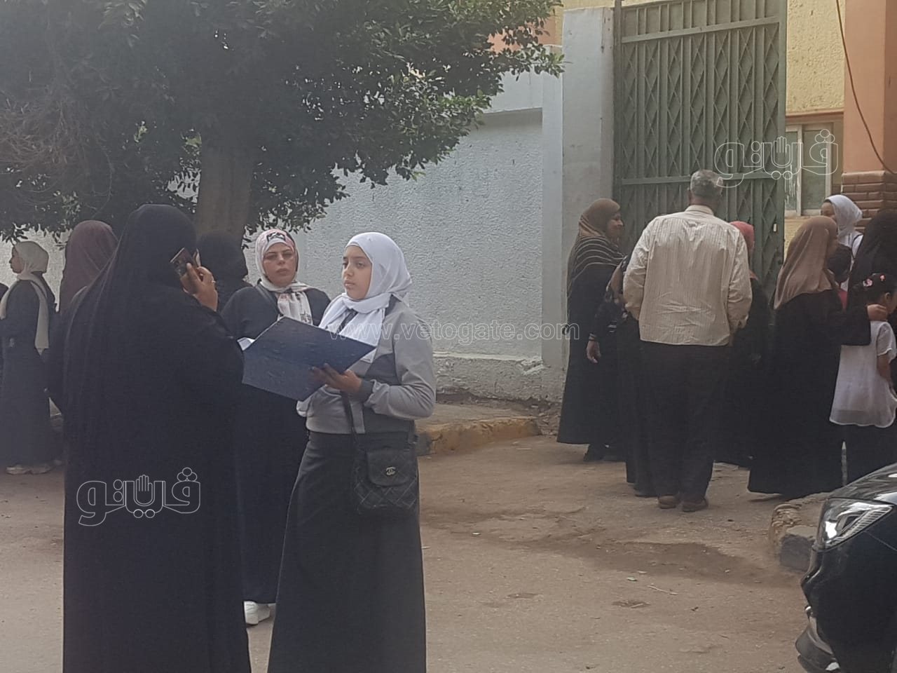 انتظار أولياء الأمور أمام لجان امتحان أولي ثانوي خلال امتحان اللغة العربية (4)