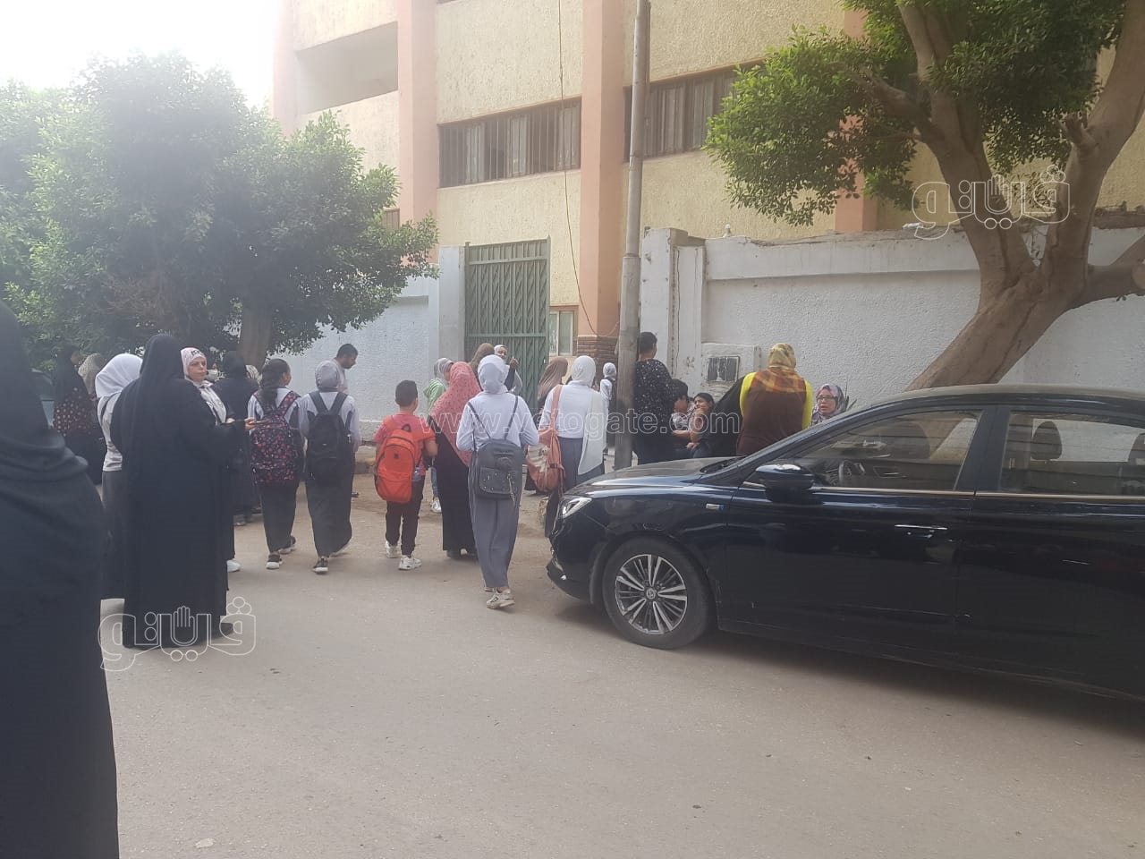 انتظار أولياء الأمور أمام لجان امتحان أولي ثانوي خلال امتحان اللغة العربية (5)