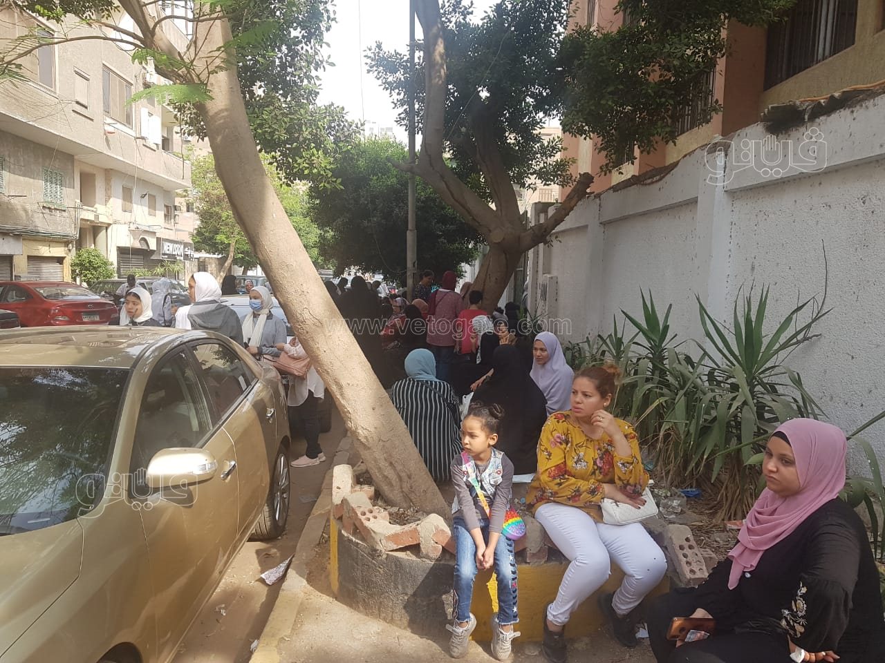 انتظار أولياء الأمور أمام لجان امتحان أولي ثانوي خلال امتحان اللغة العربية (6)