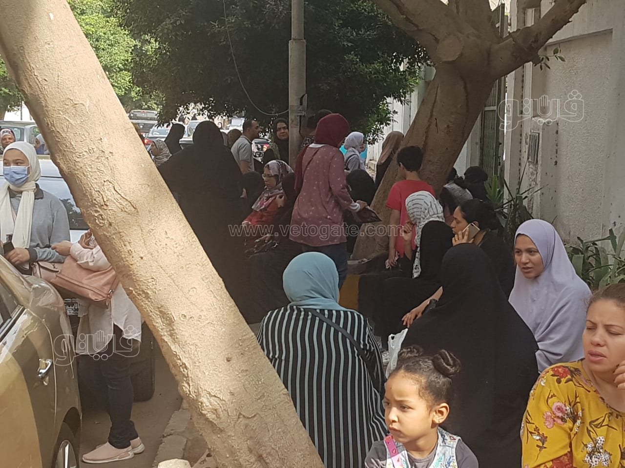 انتظار أولياء الأمور أمام لجان امتحان أولي ثانوي خلال امتحان اللغة العربية (7)