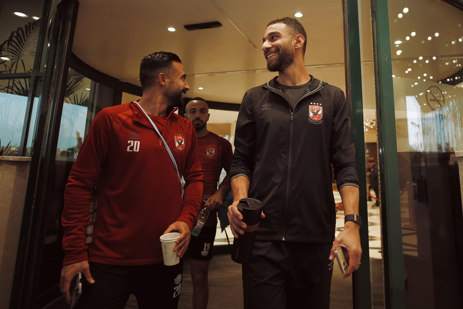 الأهلي يغادر فندق الإقامة لخوض مرانه الأول بالجزائر (1)