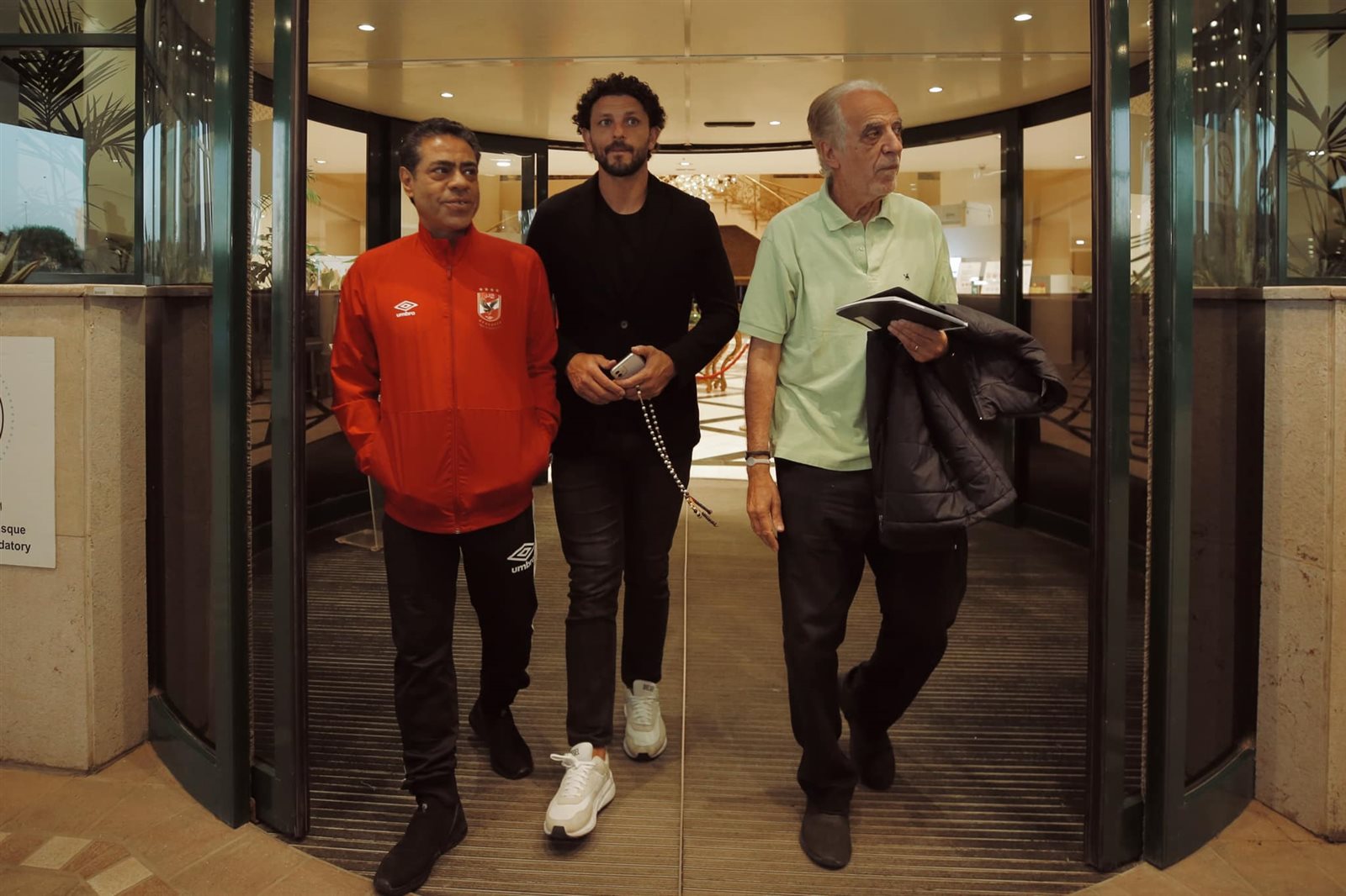 الأهلي يغادر فندق الإقامة لخوض مرانه الأول بالجزائر (2)