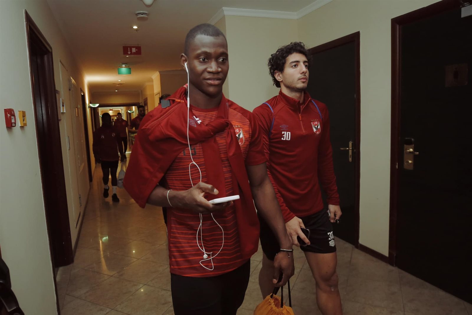 الأهلي يغادر فندق الإقامة لخوض مرانه الأول بالجزائر (5)