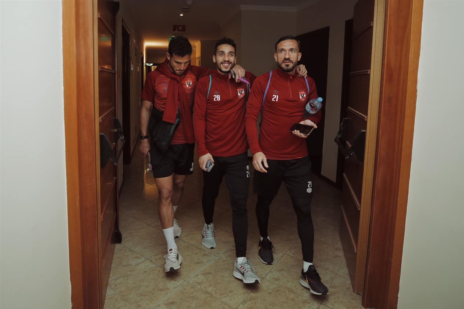 الأهلي يغادر فندق الإقامة لخوض مرانه الأول بالجزائر (6)