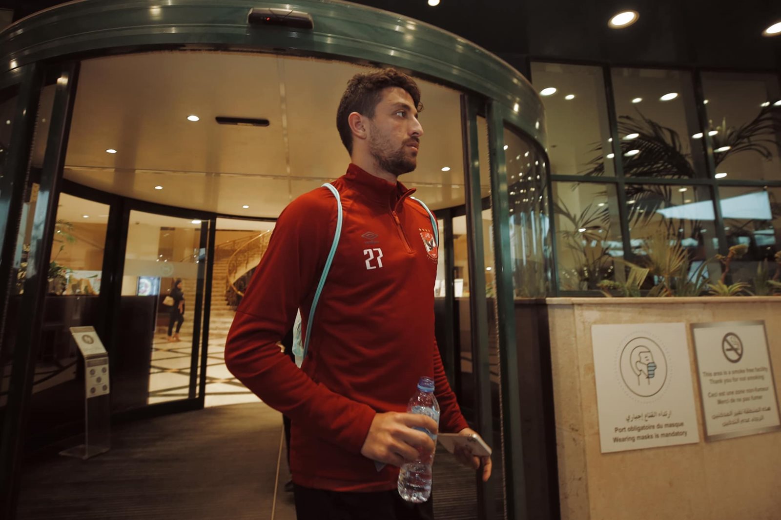 الأهلي يغادر فندق الإقامة لخوض مرانه الأول بالجزائر (7)