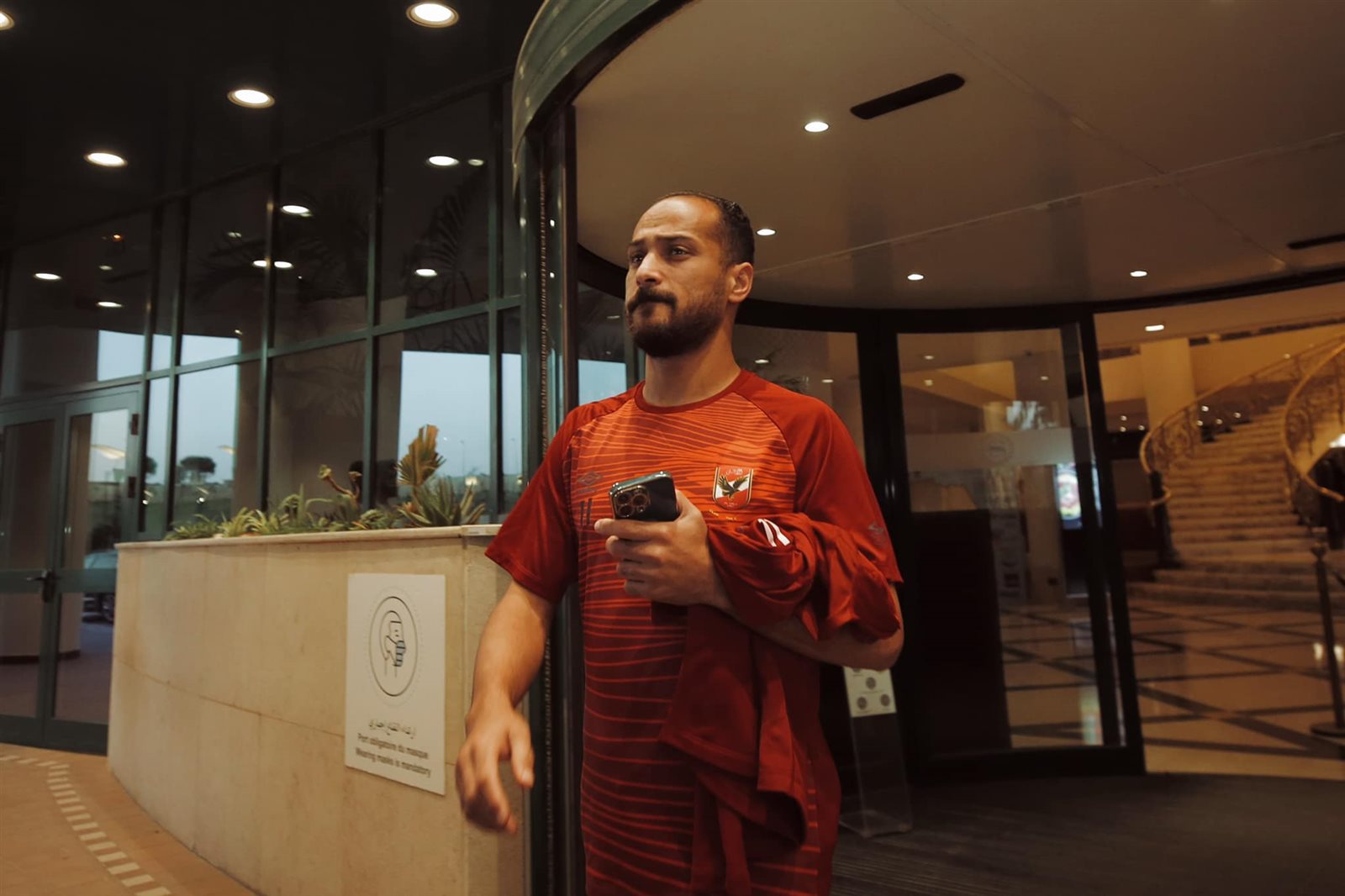 الأهلي يغادر فندق الإقامة لخوض مرانه الأول بالجزائر (8)